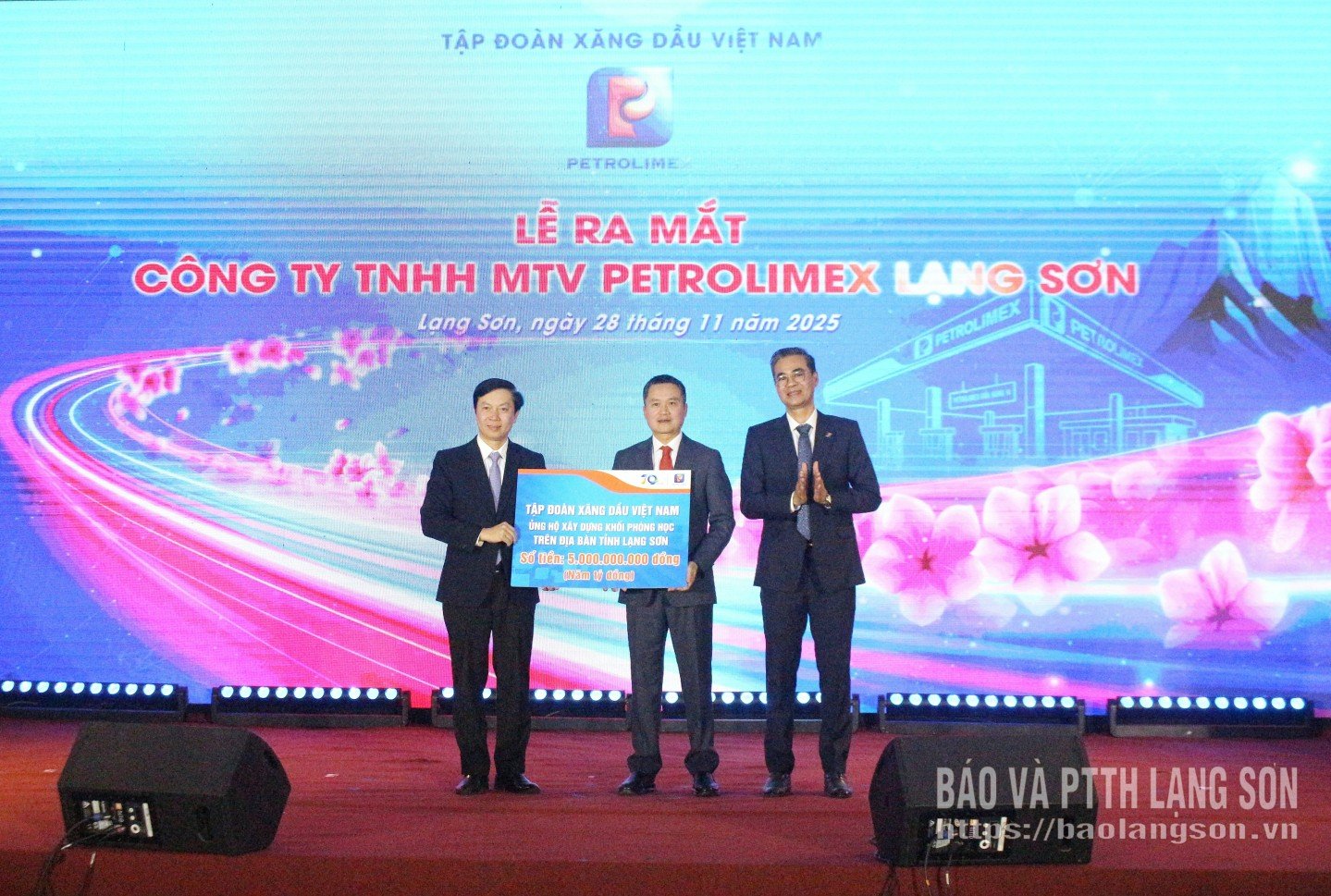 สหายเหงียน ฮว่าง ตุง สมาชิกคณะกรรมการประจำพรรคประจำจังหวัด รองประธานถาวรคณะกรรมการแนวร่วมปิตุภูมิเวียดนามประจำจังหวัด รับสัญลักษณ์สนับสนุนมูลค่า 5 พันล้านดองจากกลุ่มน้ำมันแห่งชาติเวียดนาม