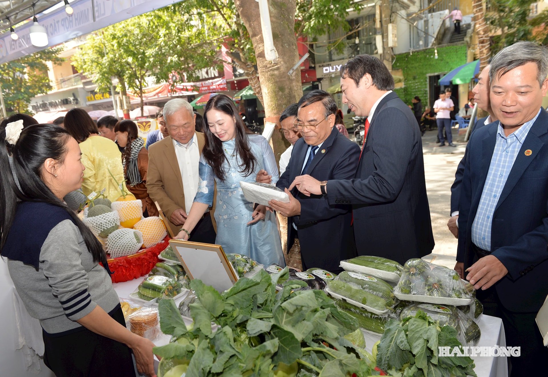 प्रतिनिधियों ने इकाइयों के ओसीओपी उत्पादों को प्रदर्शित करने वाले बूथों का दौरा किया।