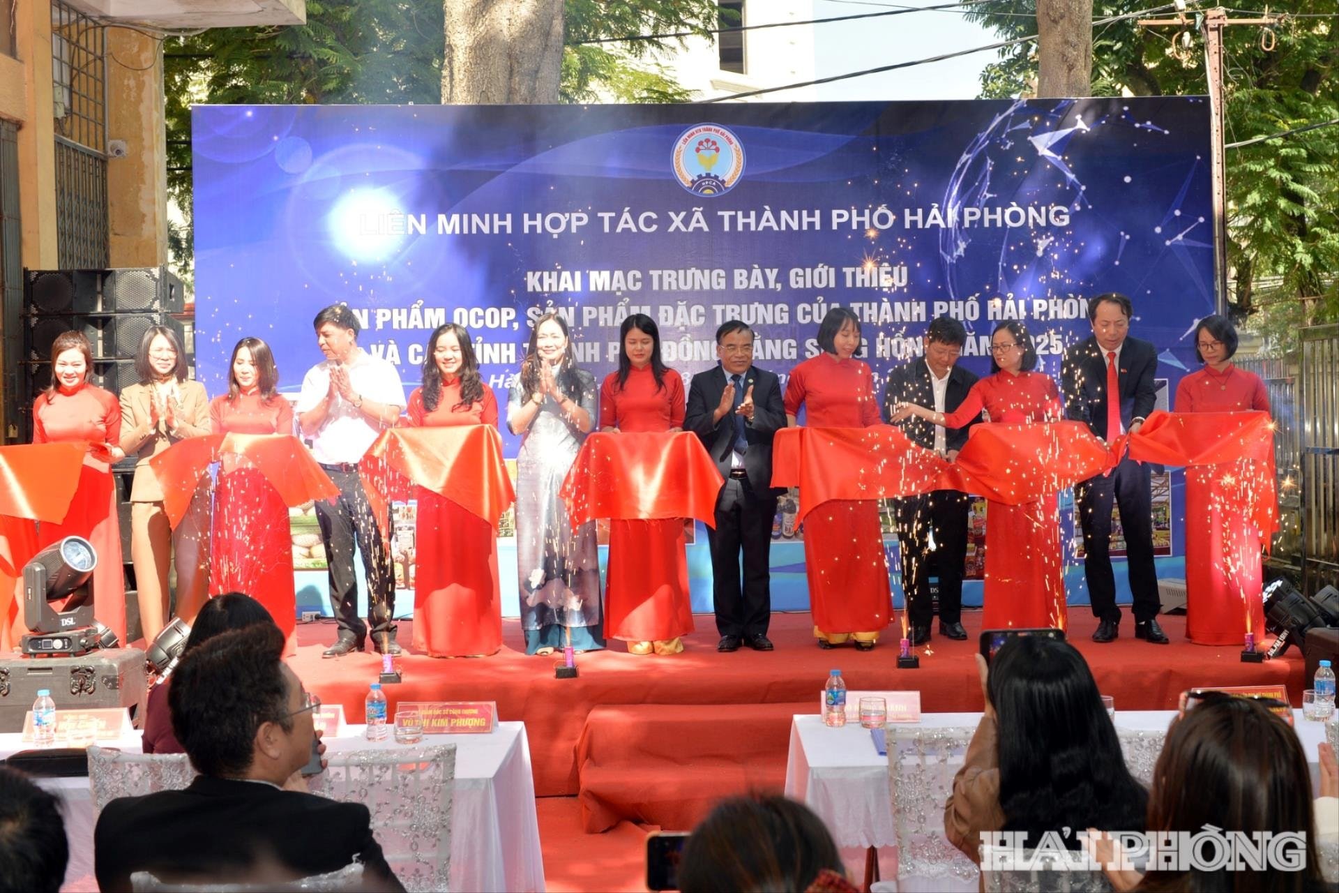 प्रतिनिधियों ने ओसीओपी उत्पाद प्रदर्शन को खोलने के लिए रिबन काटा।