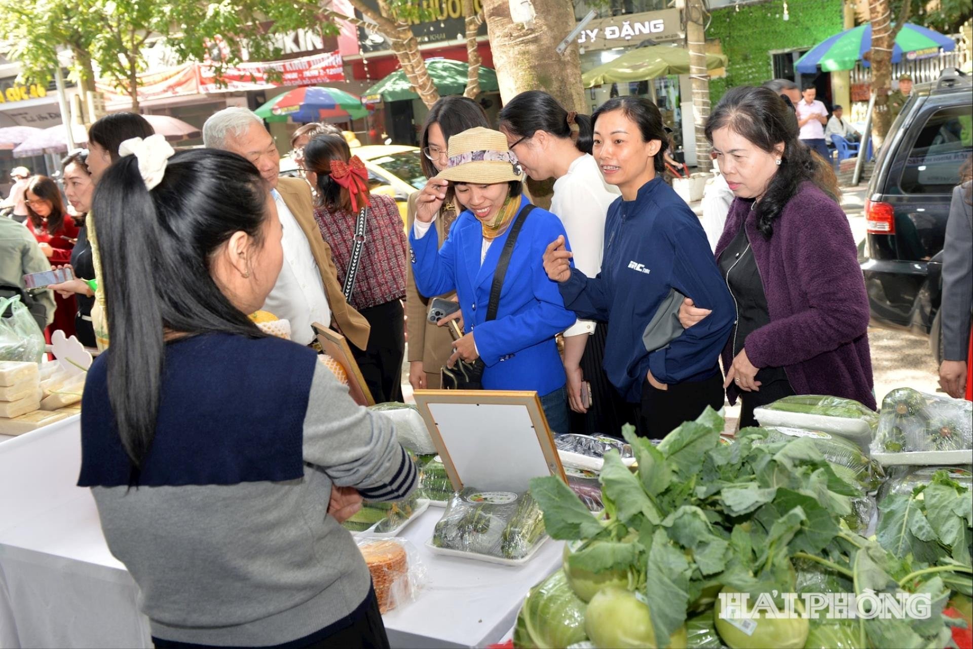 लोग बूथों पर आते हैं