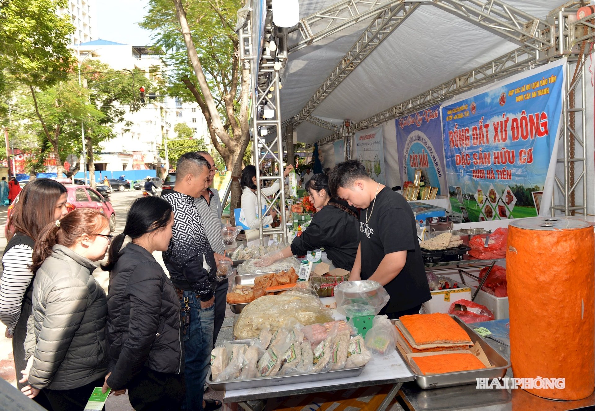 लोग बूथों पर आते हैं