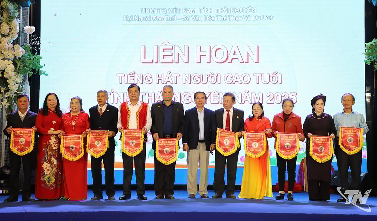 Utdelning av souvenirflaggor till delegationer som deltar i festivalen