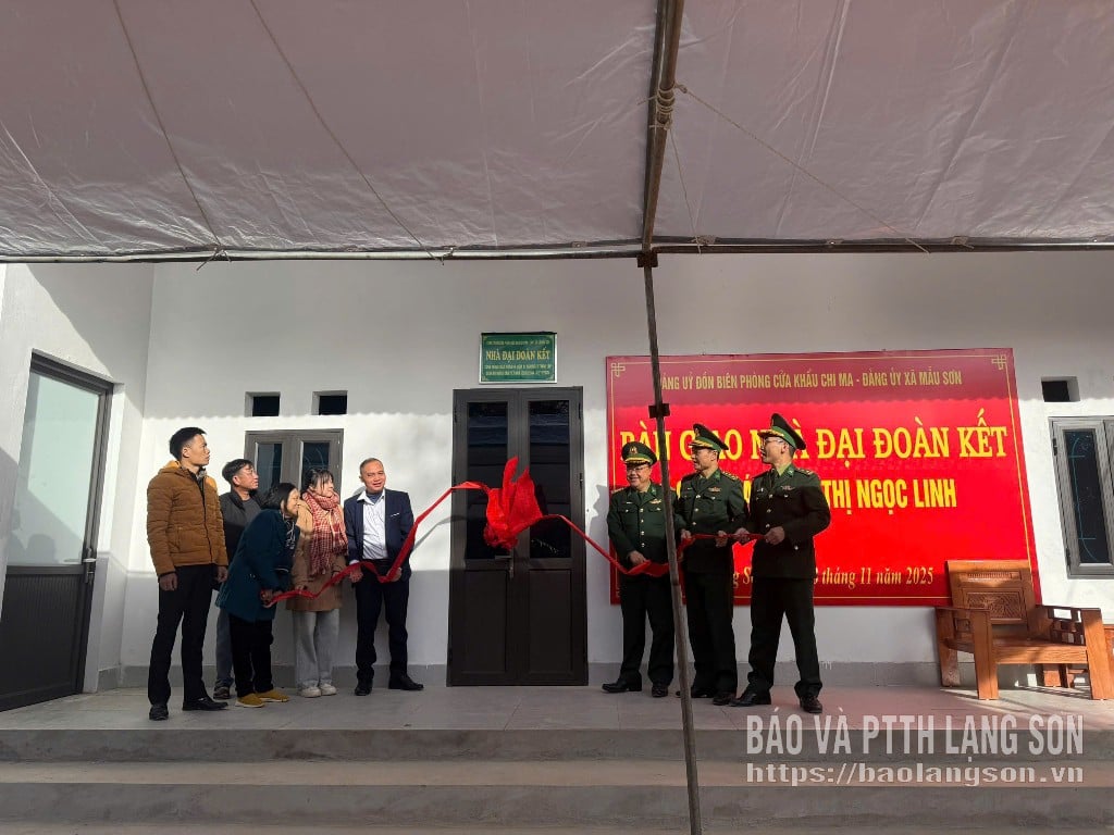 Deltagarna drog i bandet för att inviga projektet.