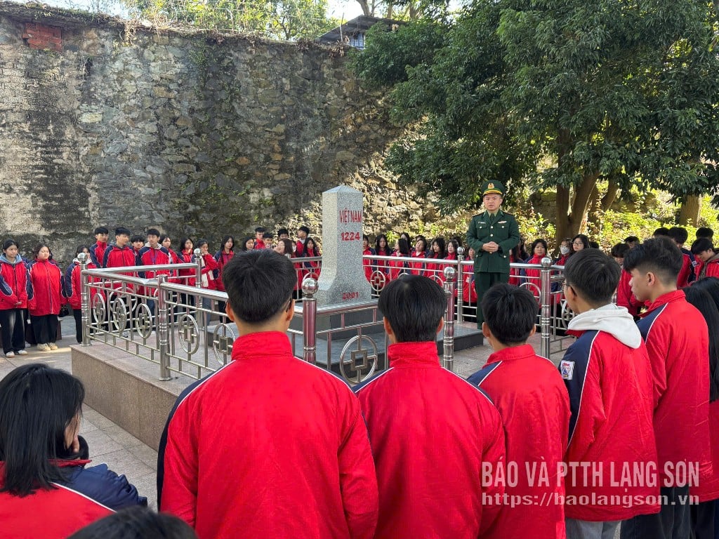 Elever från Loc Binh High School besöker och lyssnar på verklig propaganda vid landmärke 1224 under ledning av Chi Ma gränsbevakningsstation.