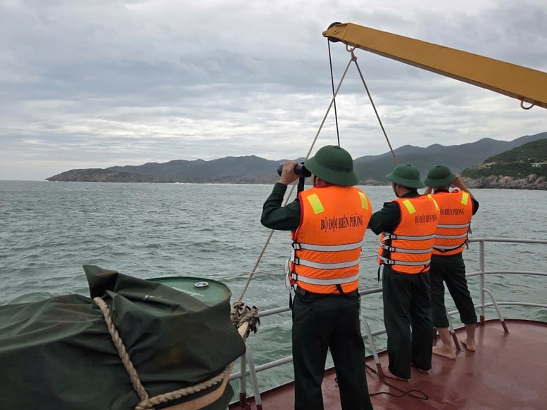 خان هوا: جهود البحث عن الصيادين الذين غرق قارب صيدهم بسبب الأمواج العاتية - صورة 1. Khánh Hòa: Nỗ lực tìm kiếm ngư dân tàu cá chìm do sóng to- Ảnh 1.