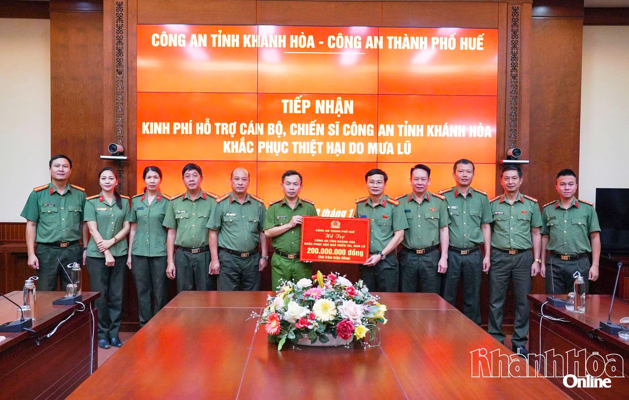 Полиция города Хюэ пожертвовала 200 миллионов донгов на поддержку полиции провинции Кханьхоа для преодоления последствий наводнения.