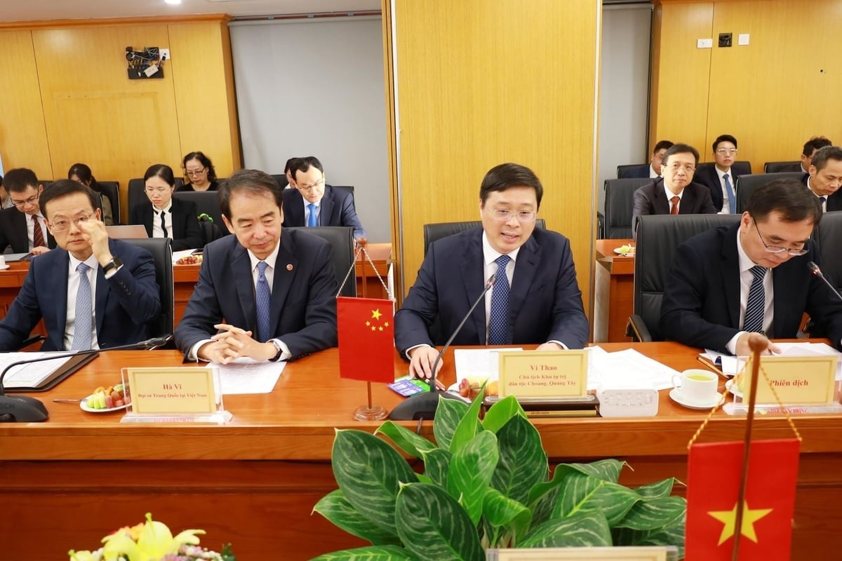 Herr Vi Thao (første rad, andre fra høyre) takket Byggedepartementet for den varme velkomsten til arbeidsdelegasjonen. Foto: VIMC. Ông Vi Thao (hàng đầu, thứ hai từ phải sang) cảm ơn sự đón tiếp trọng thị của Bộ Xây dựng đối với đoàn công tác. Ảnh: VIMC.