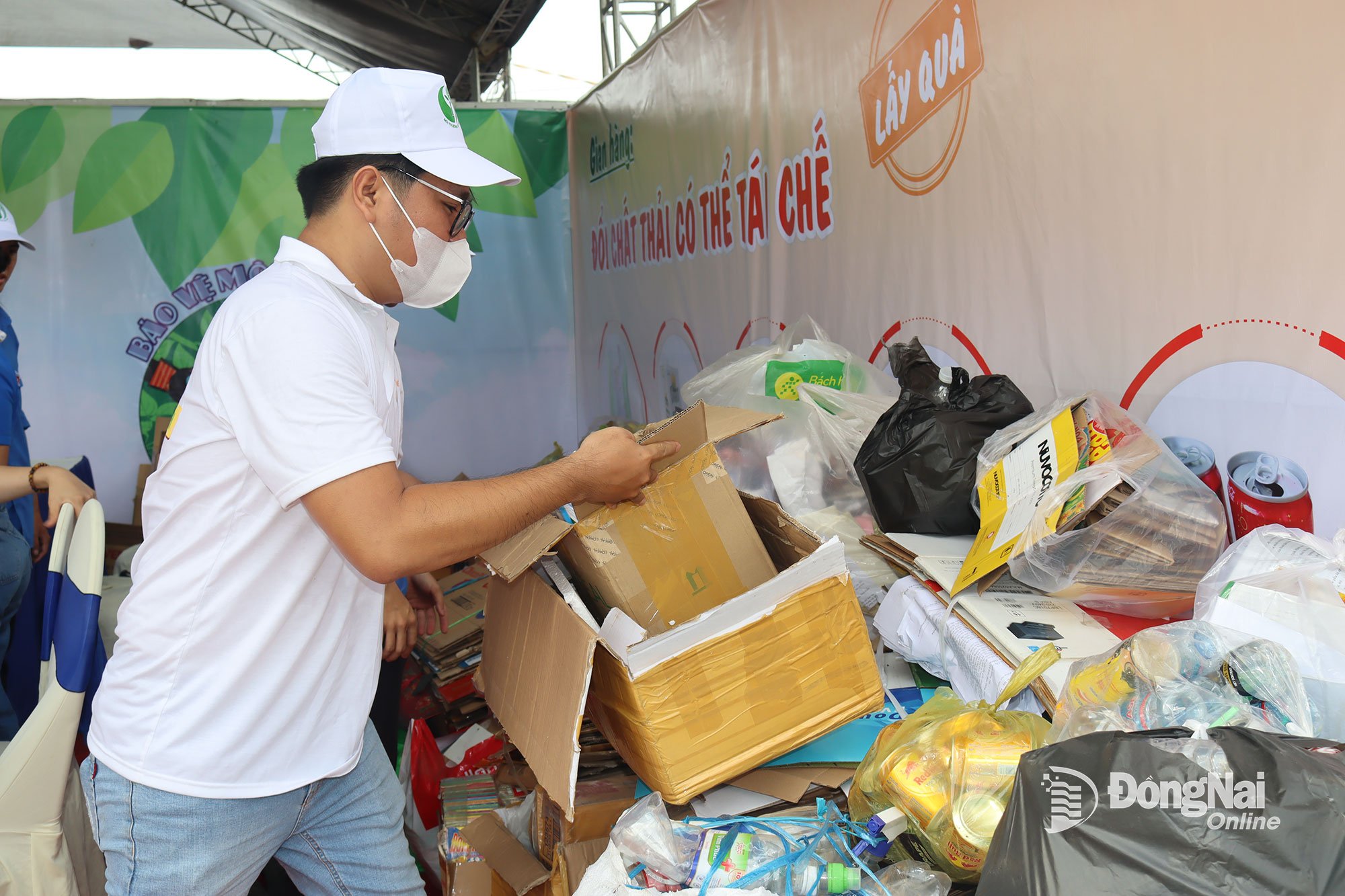 Activiteiten voor het classificeren van recyclebaar huishoudelijk afval. Foto: Hoang Loc 