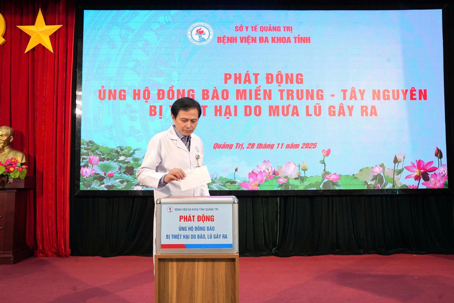 Oficiali, funcționari publici și angajați ai Spitalului General Quang Tri își unesc forțele pentru a dona pentru a sprijini oamenii din regiunea Central Highlands care au suferit pierderi din cauza inundațiilor - Foto: DV