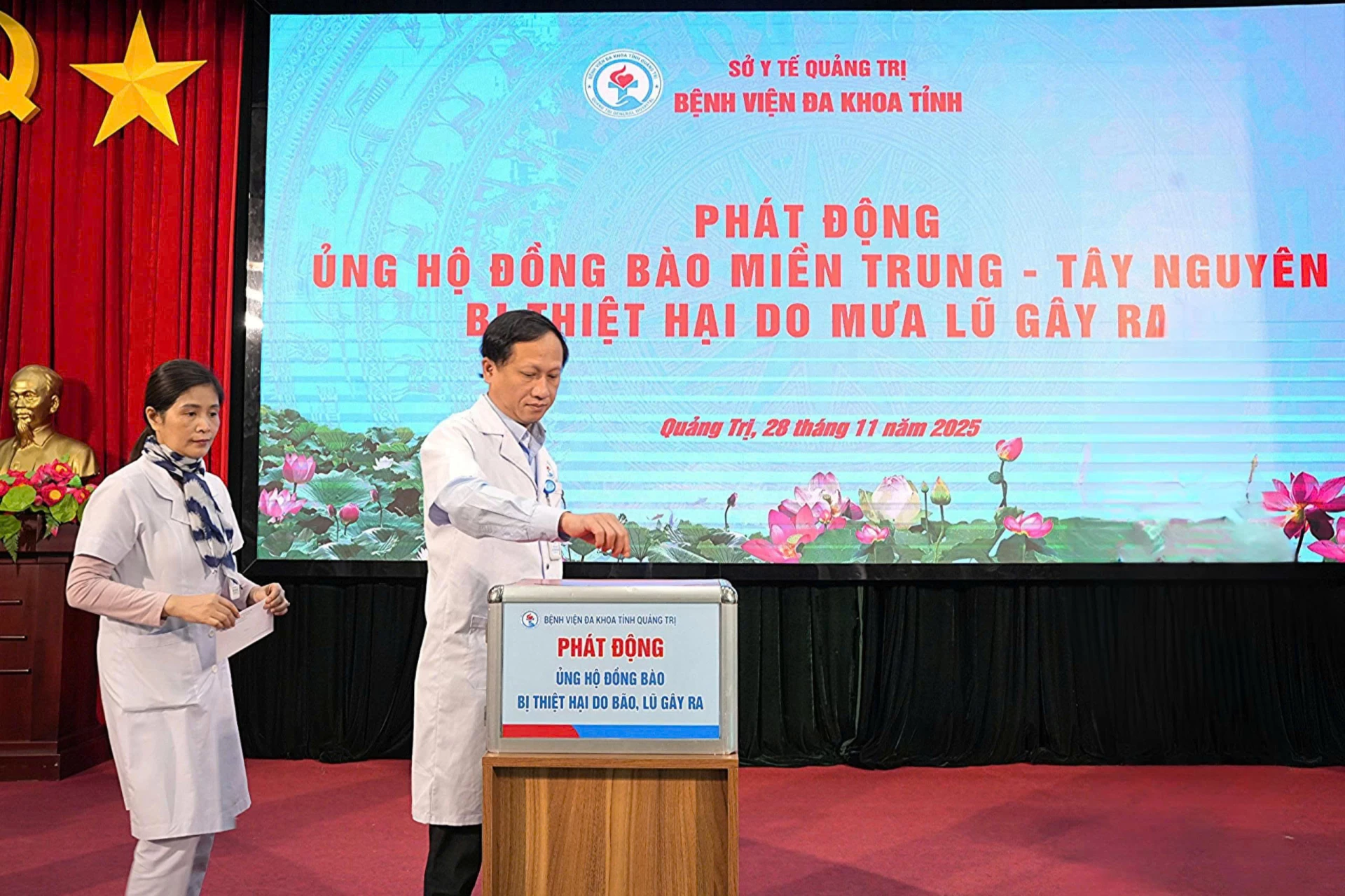 Oficiali, funcționari publici și angajați ai Spitalului General Quang Tri își unesc forțele pentru a dona pentru a sprijini oamenii din regiunea Central Highlands care au suferit pierderi din cauza inundațiilor - Foto: DV