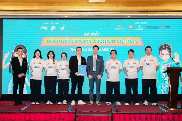 베트남 e스포츠 오디션 팀(흰색 셔츠)은 남성 선수 3명, 여성 선수 3명을 포함해 총 6명으로 국내 대회에서 엄격하게 선발되었습니다.