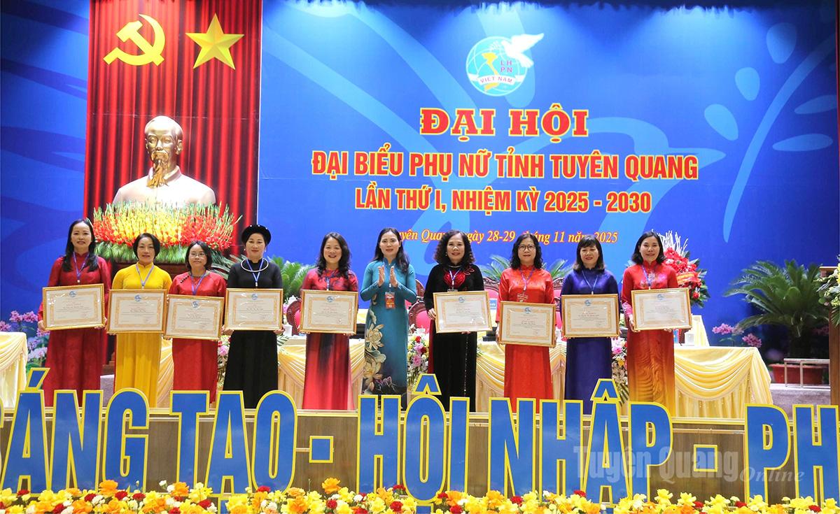 ການ​ນຳ​ສະຫະພັນ​ແມ່ຍິງ​ແຂວງ ​ໄດ້​ມອບ​ໃບ​ຍ້ອງຍໍ​ໃຫ້​ບັນດາ​ບຸກຄົນ​ທີ່​ມີ​ຜົນງານ​ດີ​ເດັ່ນ​ໃນ​ການ​ປະຕິບັດ​ບັນດາ​ການ​ເຄື່ອນ​ໄຫວ​ເຄື່ອນ​ໄຫວ ​ແລະ ວຽກ​ງານ​ສະຫະພັນ​ໃນ​ໄລຍະ 2021-2025.