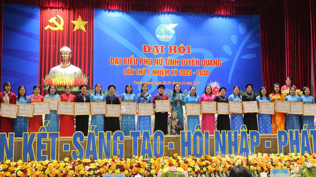 ການນຳສະຫະພັນແມ່ຍິງແຂວງ ມອບໃບຍ້ອງຍໍໃຫ້ບັນດາສະຫາຍ.