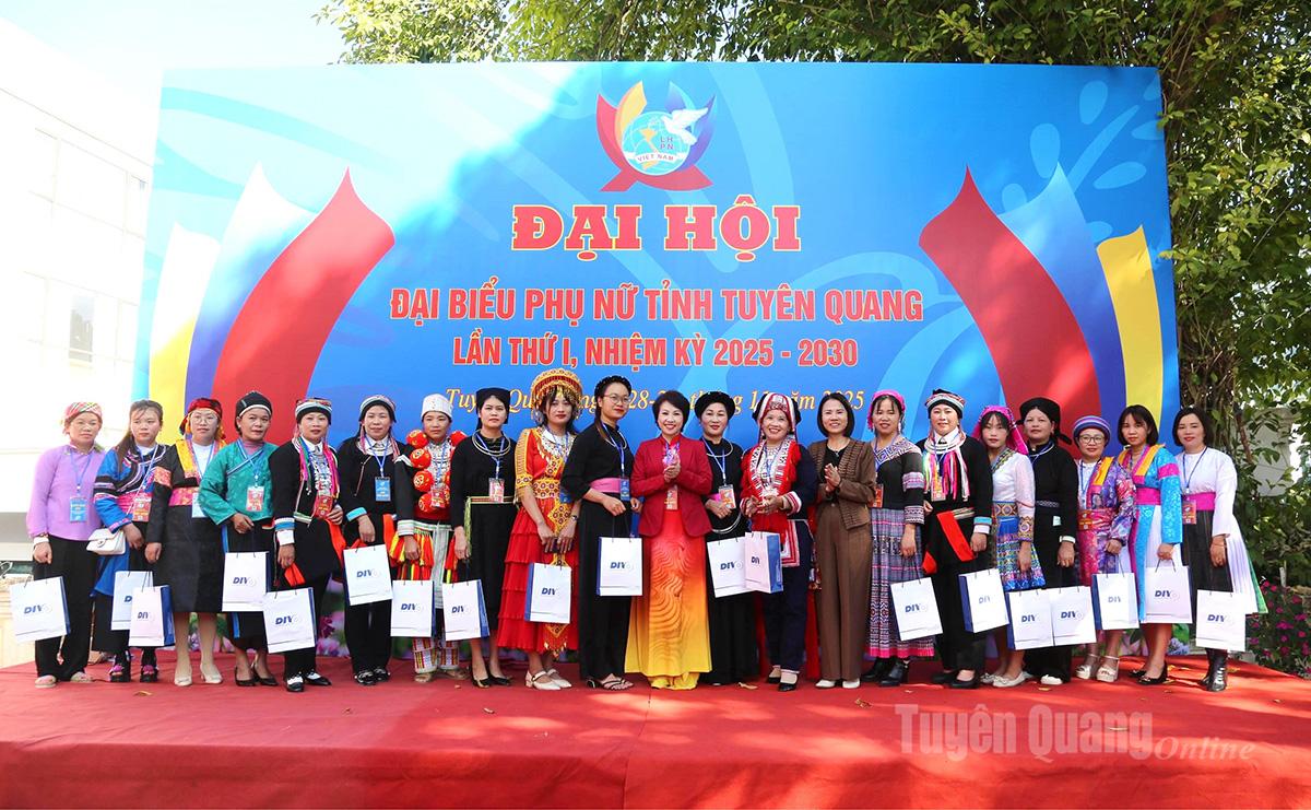 ສະຫະພັນ​ແມ່ຍິງ​ແຂວງ ມອບ​ຂອງ​ທີ່​ລະນຶກ​ໃຫ້​ບັນດາ​ຜູ້​ແທນ​ທີ່​ເຂົ້າ​ຮ່ວມ​ກອງ​ປະຊຸມ.