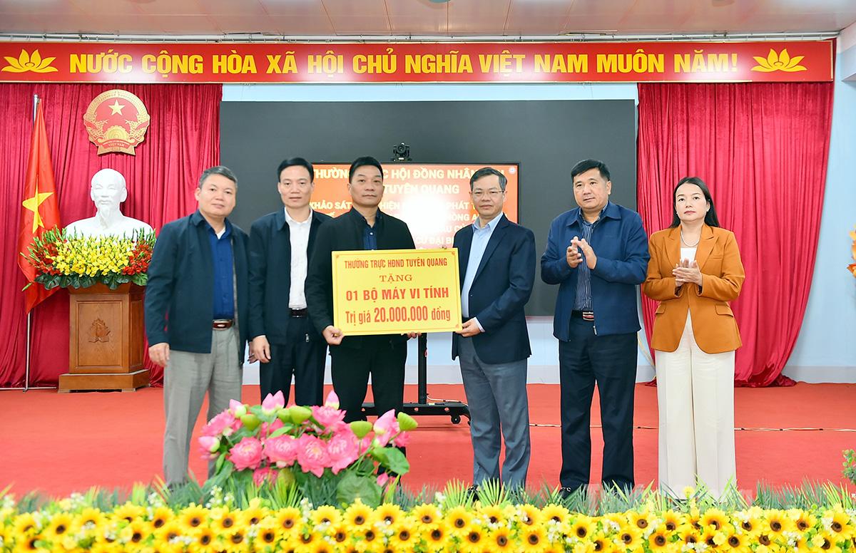 Bij deze gelegenheid overhandigde de vaste delegatie van de Provinciale Volksraad een set computers aan de gemeente Linh Ho.