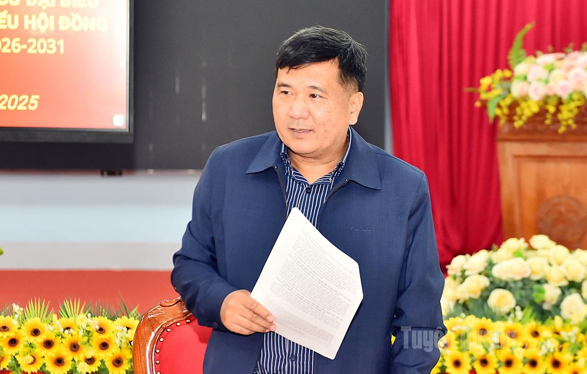 Kameraad Hau Minh Loi, permanent vicevoorzitter van de Provinciale Volksraad, sprak tijdens de vergadering.