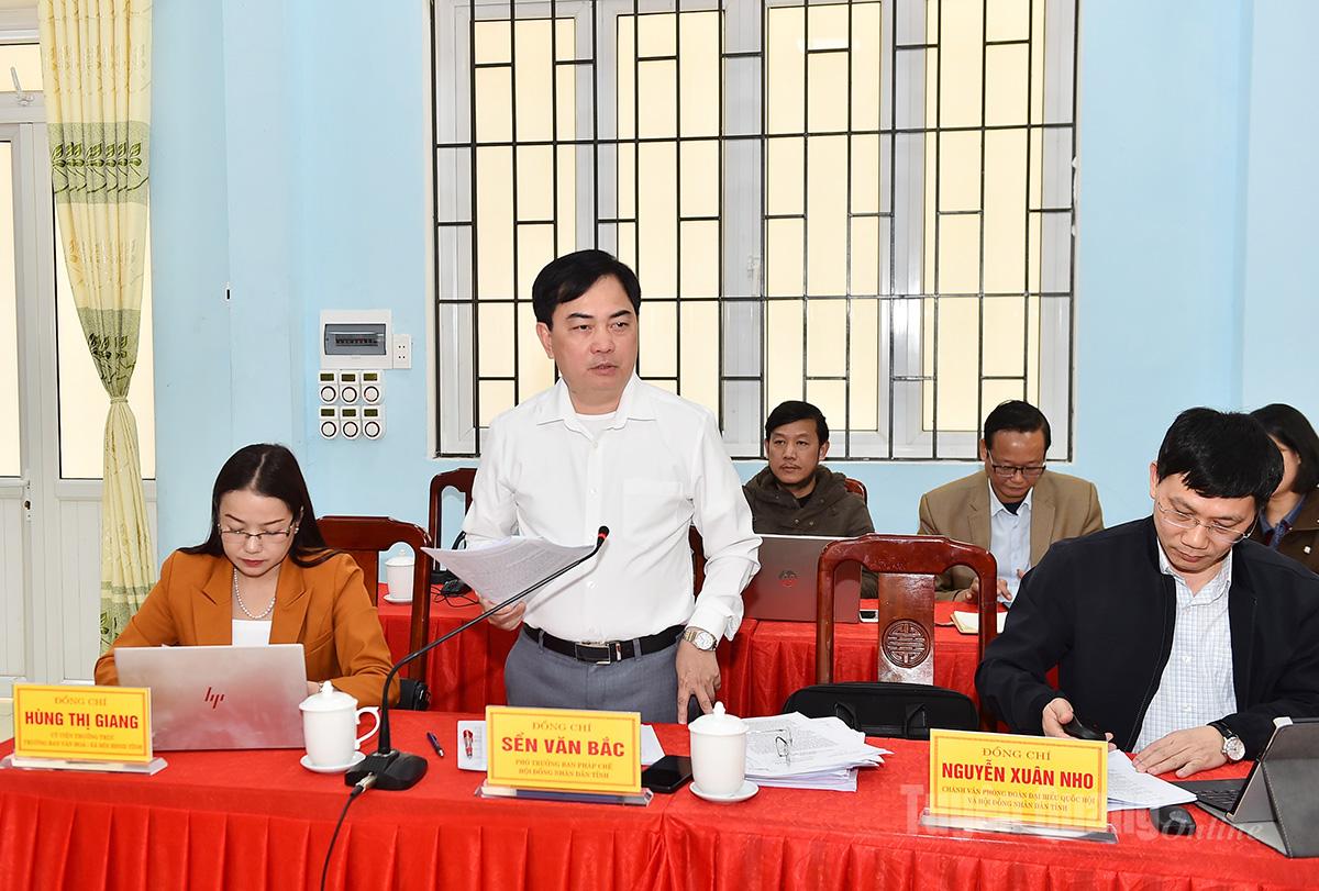 Tijdens de vergadering werd het woord gevoerd door de leider van de Juridische Commissie van de Provinciale Volksraad.