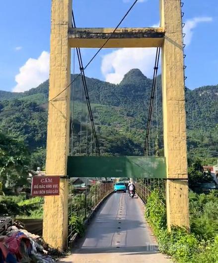 Изображение подвесного моста Тунг Тао до того, как его смыло наводнением