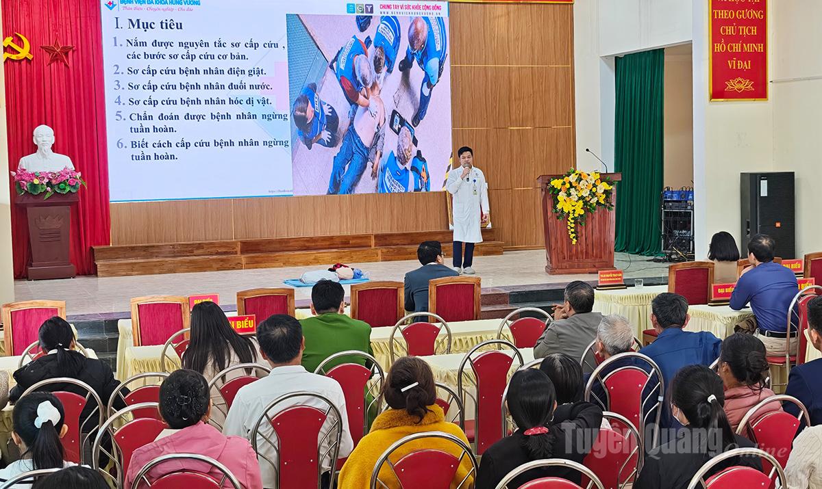 Επισκόπηση της αρχικής εκπαίδευσης πρώτων βοηθειών στην κοινότητα Nhu Khe.