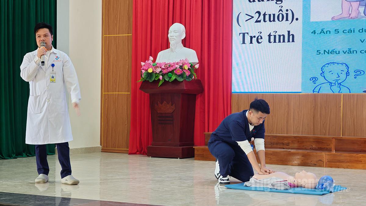 Ιατρική ομάδα δίνει οδηγίες για τις πρώτες βοήθειες σε ασθενείς με πνιγμό.