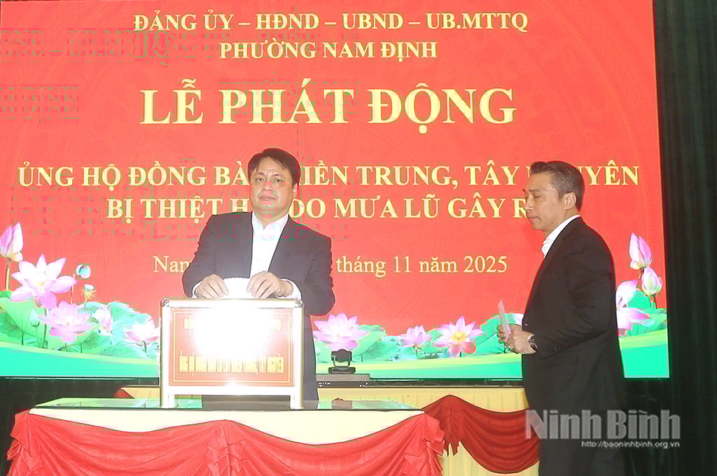 Les responsables du quartier de Nam Dinh se sont joints aux efforts déployés pour aider les populations des régions du Centre et des Hauts Plateaux du Centre à surmonter les conséquences des inondations.