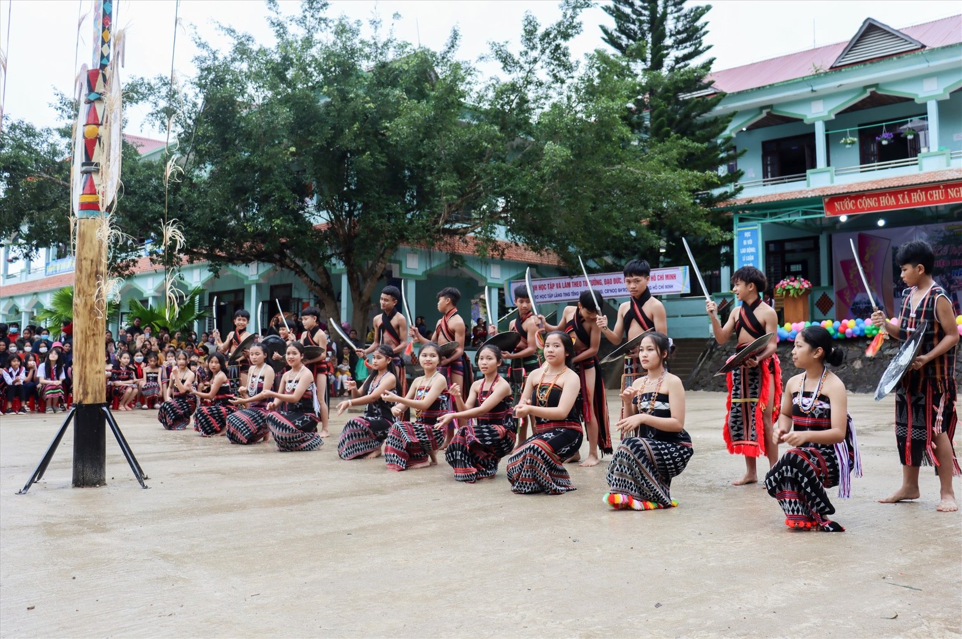The gong dance competitions were carefully rehearsed by the classes. Photo: T.Q
