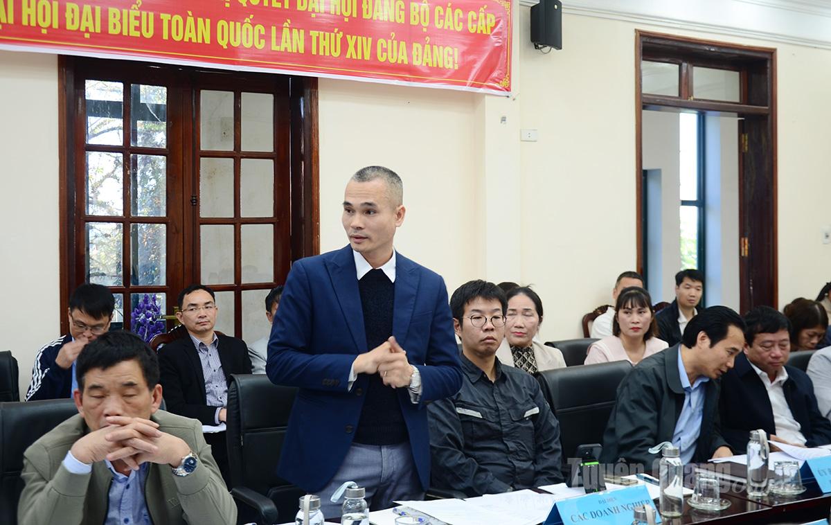 ຜູ້ນຳ​ບໍລິສັດ EREX SAKUA BIOMASS Tuyen Quang ​ໄດ້​ປຶກສາ​ຫາລື​ທີ່​ກອງ​ປະຊຸມ.