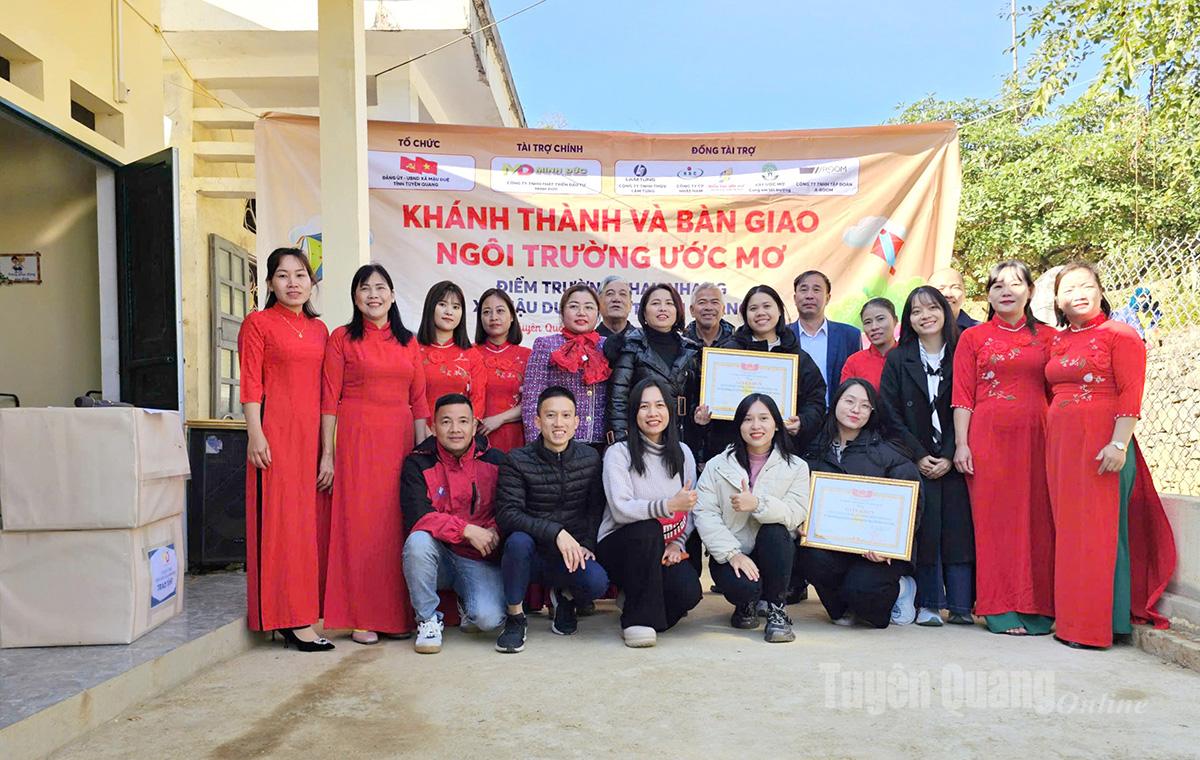 منح زعماء بلدية ماو دو شهادات تقدير للوفد لمساهماتهم في عمل الضمان الاجتماعي.