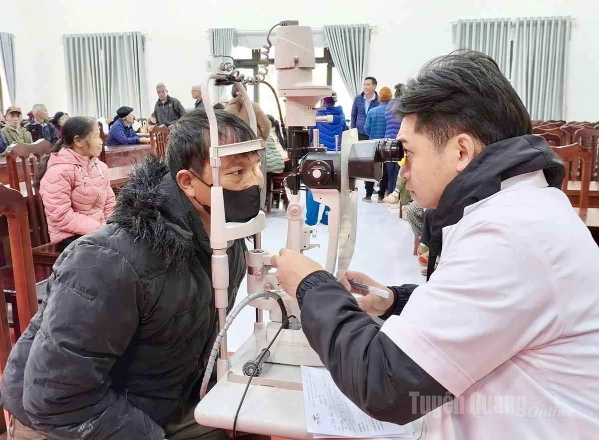 Os moradores da comuna de Tan My têm direito a exame oftalmológico gratuito.