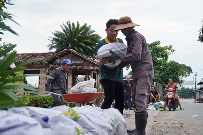 Người dân TP.HCM ứng phó với áp thấp nhiệt đới. Ảnh: Như Quỳnh.