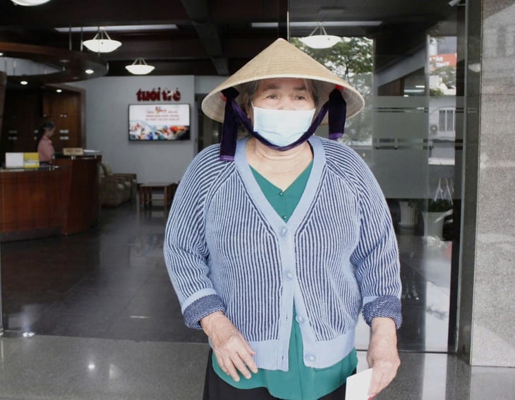 'Người ta cho mình, mình chưa cần dùng đến thì mình san sẻ cho đồng bào miền Trung' - Ảnh 2.