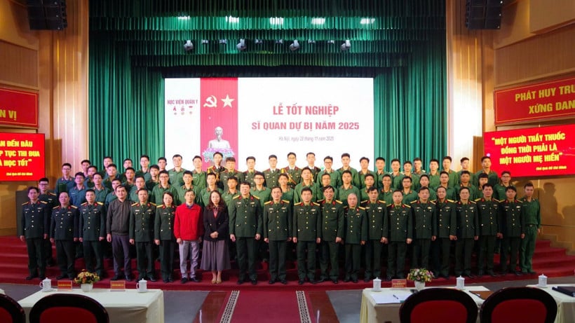 Die Delegierten, die an der Abschlussfeier teilnahmen, ließen sich mit den neuen Reserveoffizieren fotografieren.