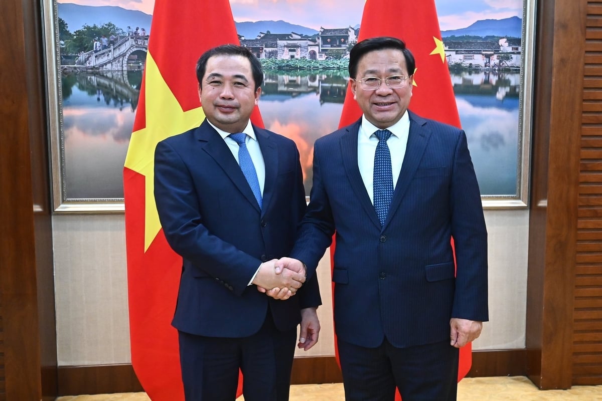 Bộ trưởng Trần Đức Thắng và Bộ trưởng Hàn Tuấn gặp gỡ tại Bắc Kinh, sáng 28/11. Ảnh: Tùng Đinh.