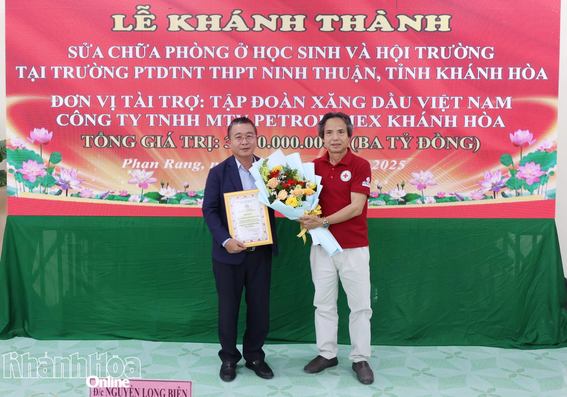 A Khanh Hoa Tartományi Vöröskereszt vezetői köszönőleveleket és virágokat adtak át a szponzoroknak.