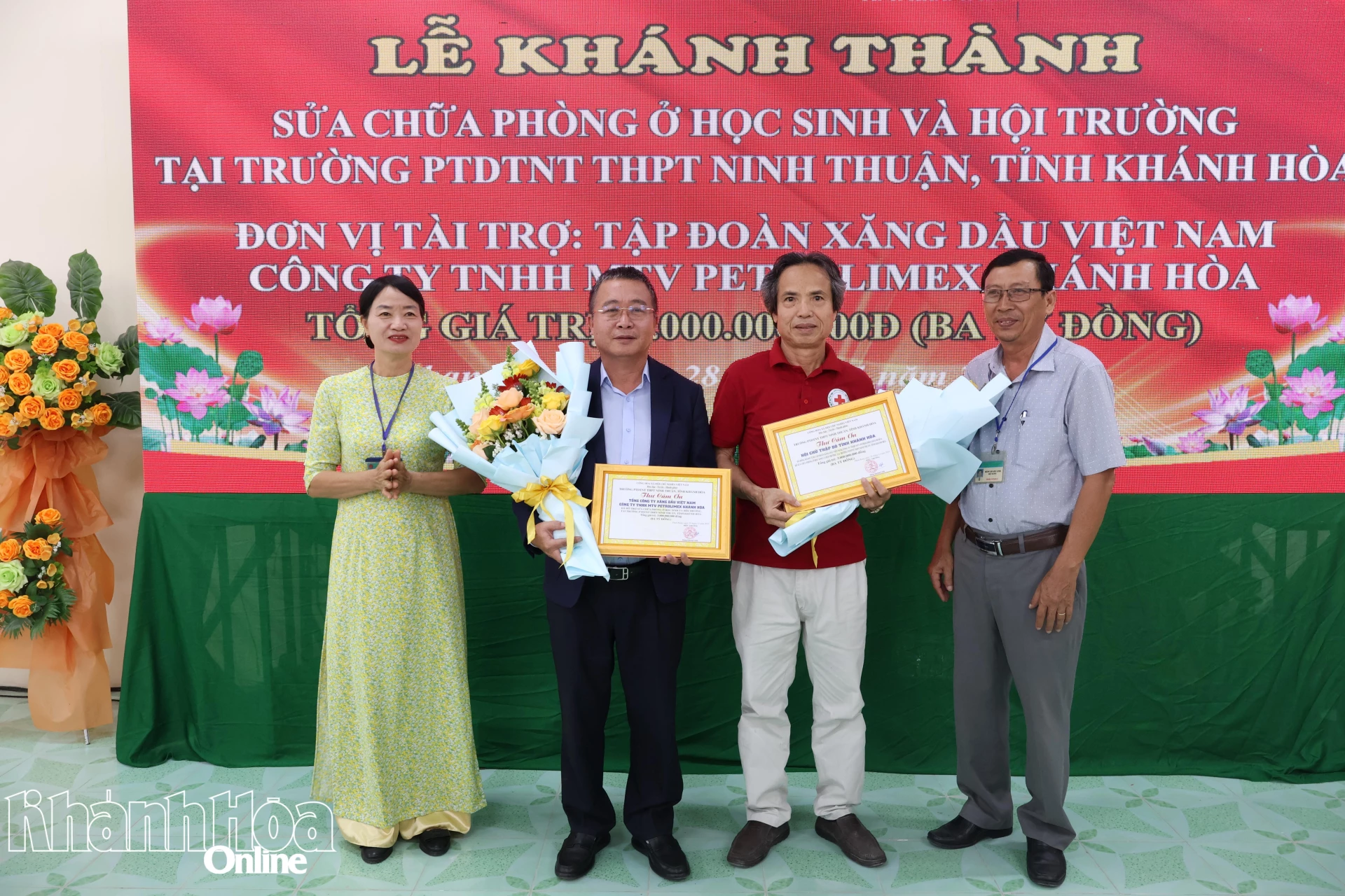 A Ninh Thuan Etnikai Bentlakásos Középiskola köszönőleveleket és virágokat adott át a szponzoroknak.