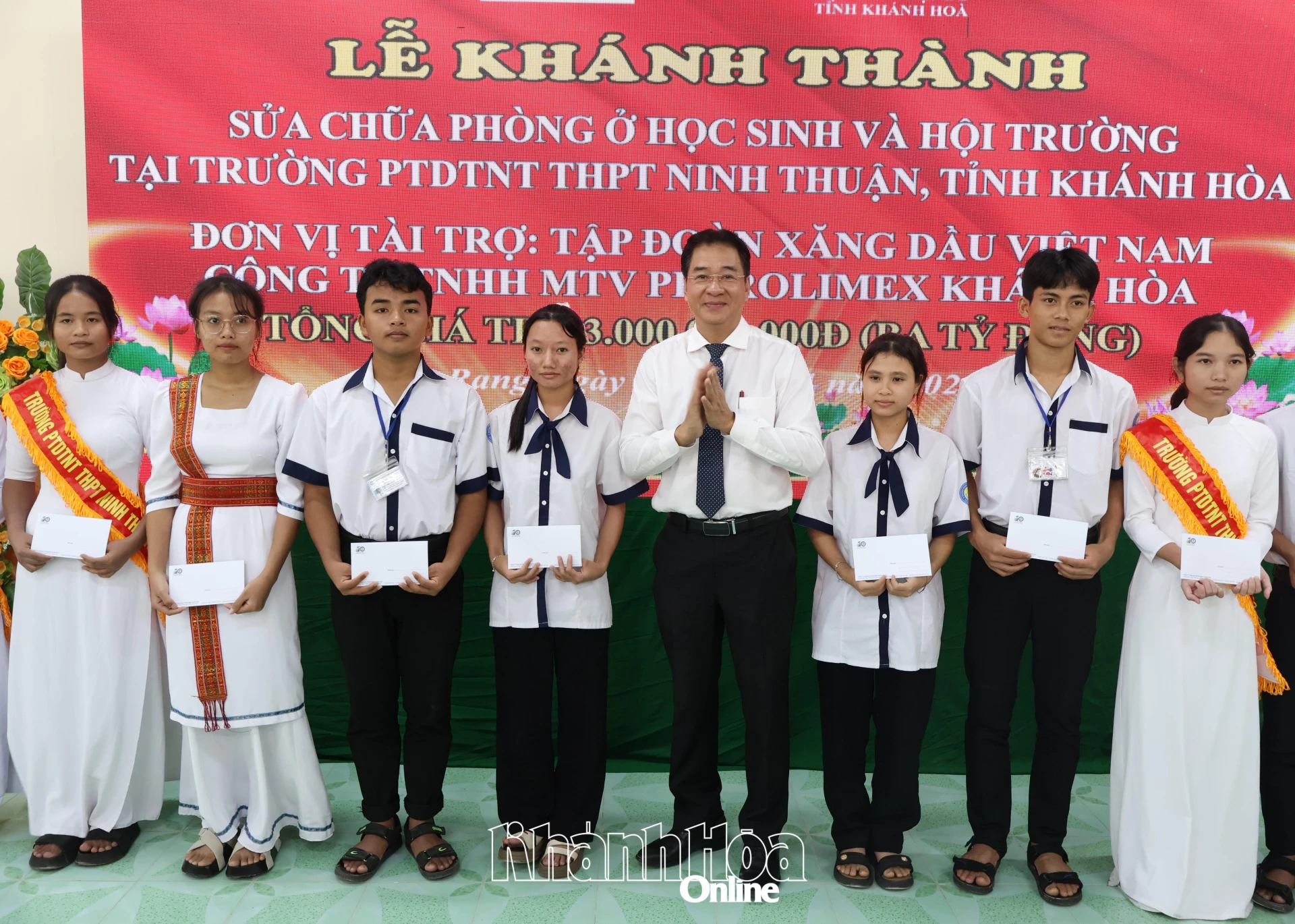 Nguyễn Long Biển, a Tartományi Népi Bizottság állandó alelnöke ösztöndíjakat adott át diákoknak.