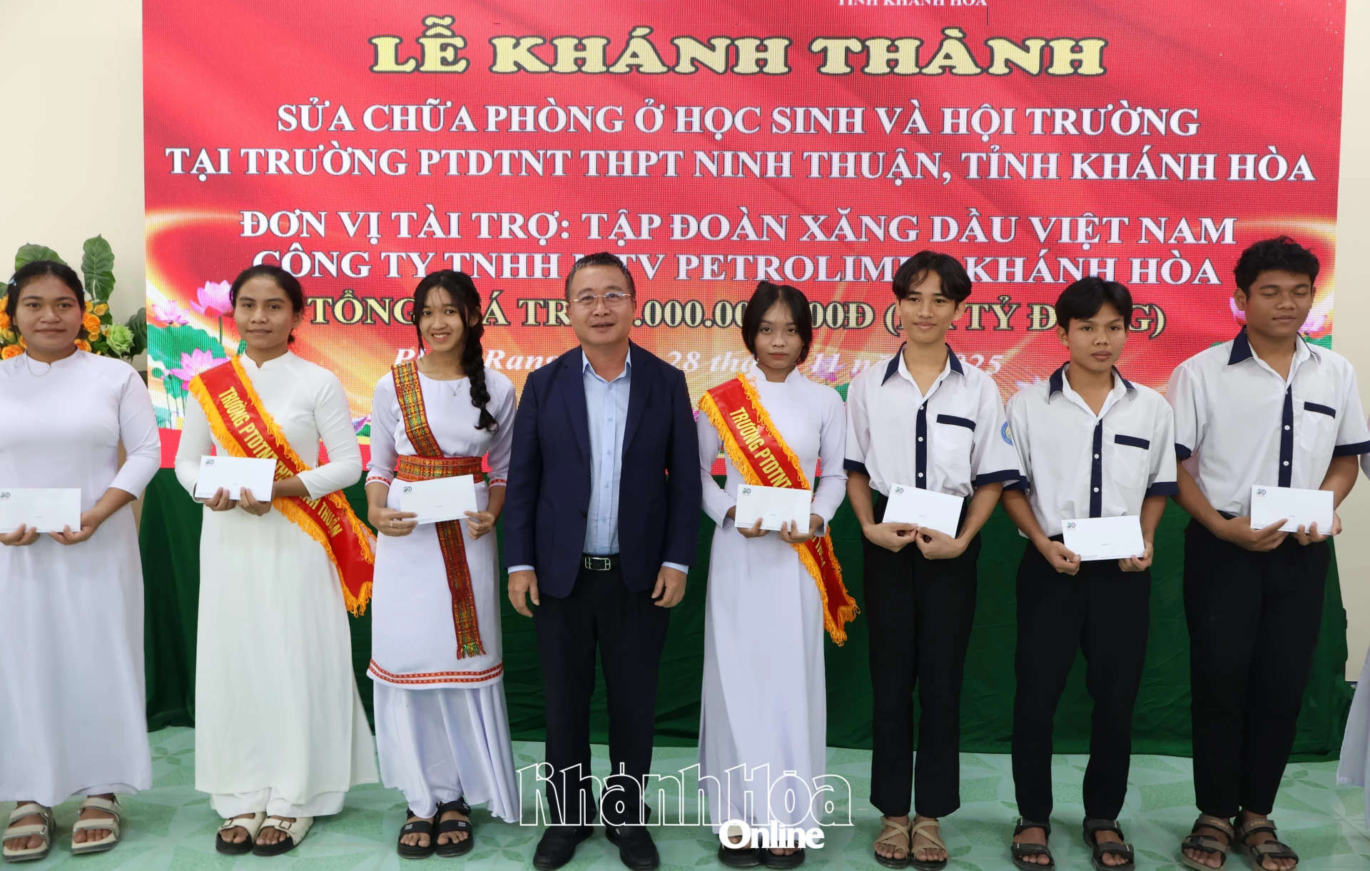 A Petrolimex Khanh Hoa One Member Co., Ltd. vezetői ösztöndíjakat ítéltek oda diákoknak.