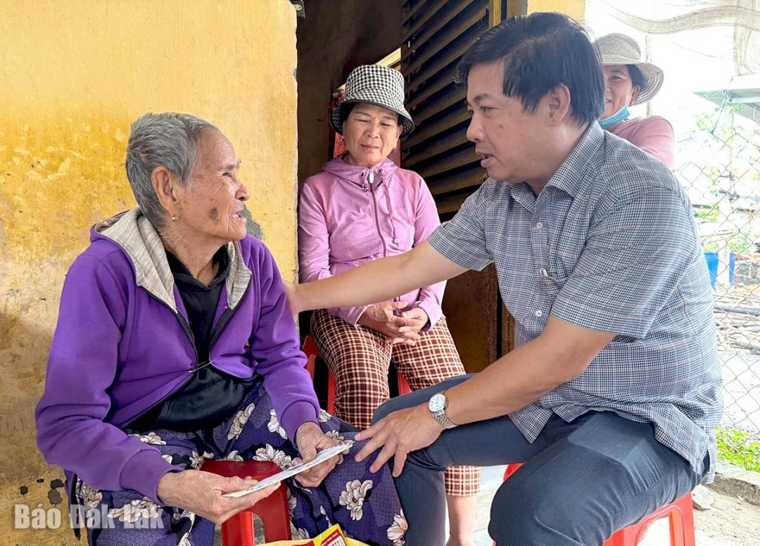Luong Nguyen Minh Triet, membre suppléant du Comité central du Parti et secrétaire provincial du Parti, a fait part des difficultés rencontrées par le peuple.