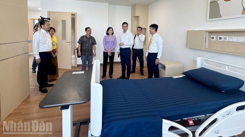Рабочая делегация Министерства здравоохранения и руководства провинции Анзянг провела прямой опрос в больницах на острове Фукуок.
