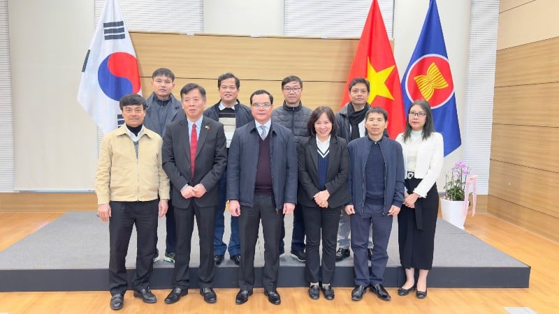 Đoàn đại biểu Tổng Liên đoàn Lao động Việt Nam chụp ảnh kỷ niệm với cán bộ Đại sứ quán Việt Nam tại Hàn Quốc.