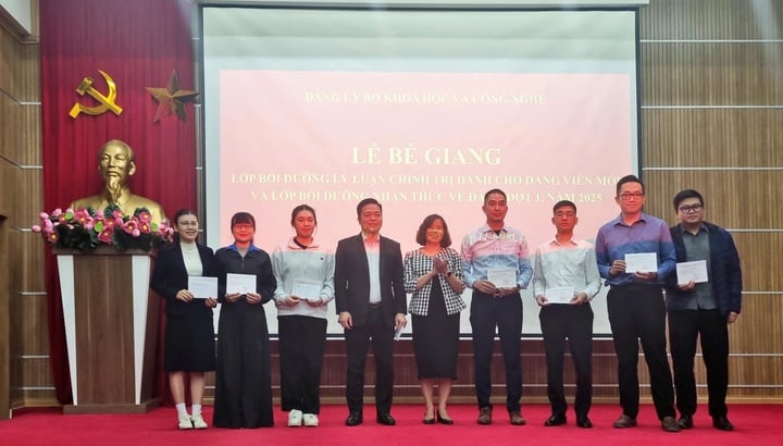 Bế giảng các lớp bồi dưỡng nhận thức về Đảng (đợt 1) và lớp bồi dưỡng lý luận chính trị dành cho đảng viên mới năm 2025 - Ảnh 3.