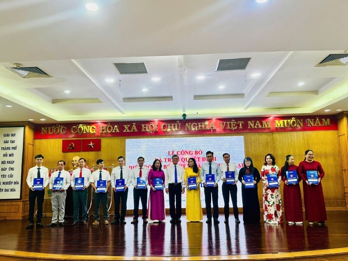 TP HCM điều động, bổ nhiệm loạt cán bộ quản lý giáo dục ở cả ba khu vực - Ảnh 1.