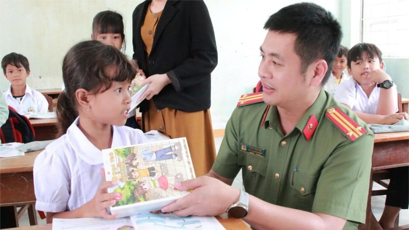 Dak Lak İl Polisi memurları, Phu Mo komününde selden etkilenen öğrencilere okula döndükten sonra kitap ve defter hediye etti.