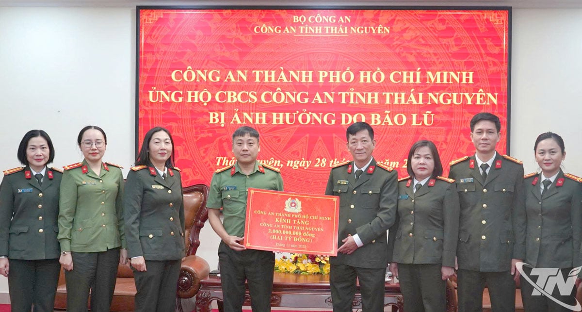 Công an Thành phố Hồ Chí Minh trao tặng Công an tỉnh Thái Nguyên 2 tỷ đồng khắc phục thiệt hại do mưa lũ