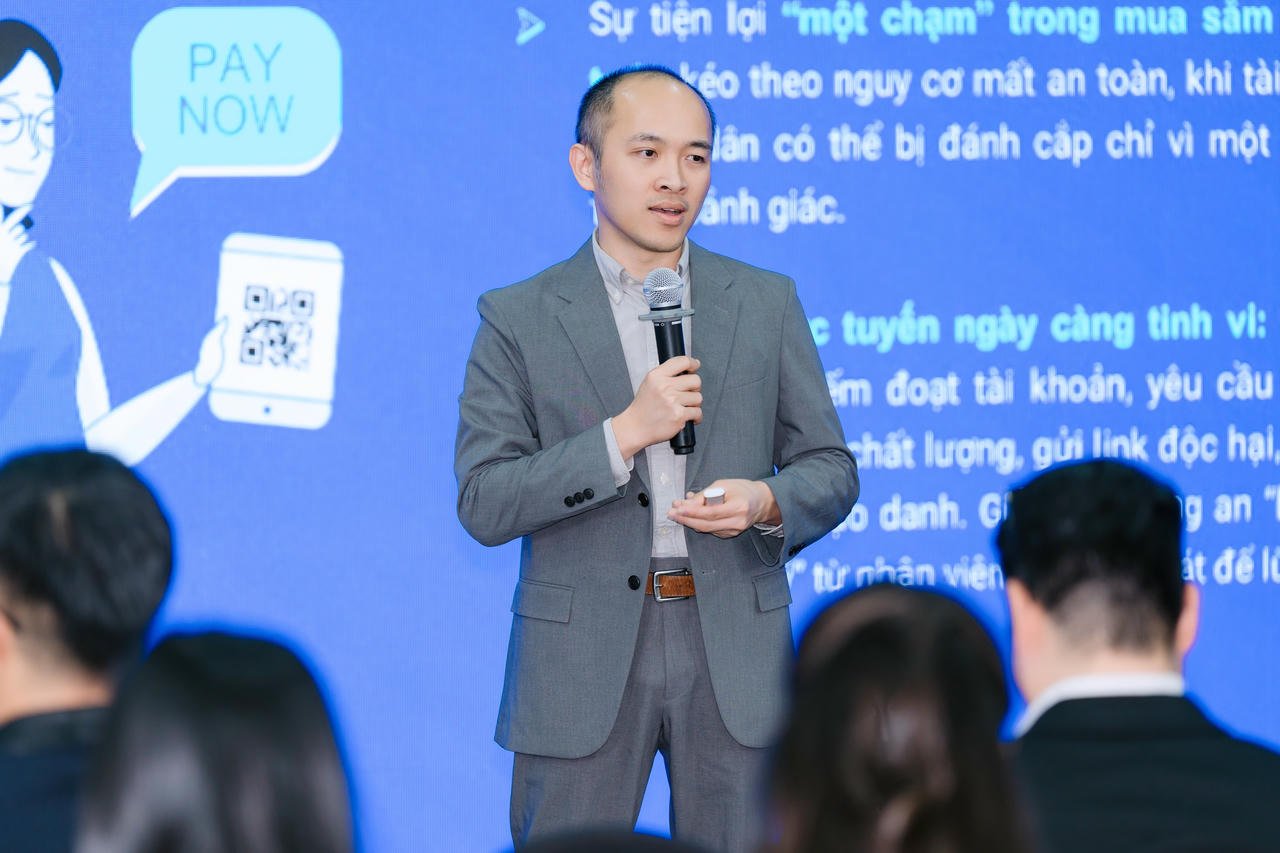 Ο κ. Vu Ngoc Son - Επικεφαλής Έρευνας, Συμβουλευτικής, Τεχνολογικής Ανάπτυξης και Διεθνούς Συνεργασίας του Εθνικού Συνδέσμου Κυβερνοασφάλειας, προσφέρει λύσεις για την αποφυγή κινδύνων στον κυβερνοχώρο στη νέα κατάσταση.