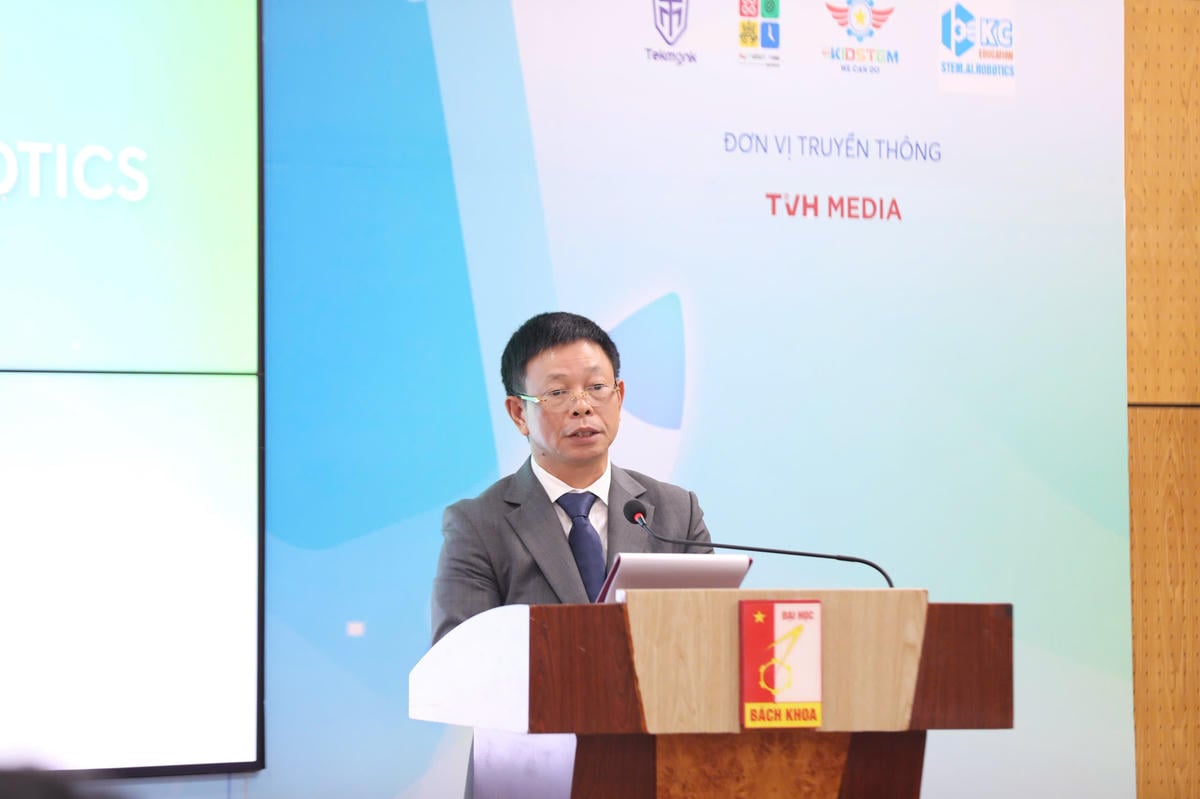 O jornalista Phung Cong Suong, editor-chefe do jornal Tien Phong e chefe do comitê organizador do concurso, discursou na coletiva de imprensa.