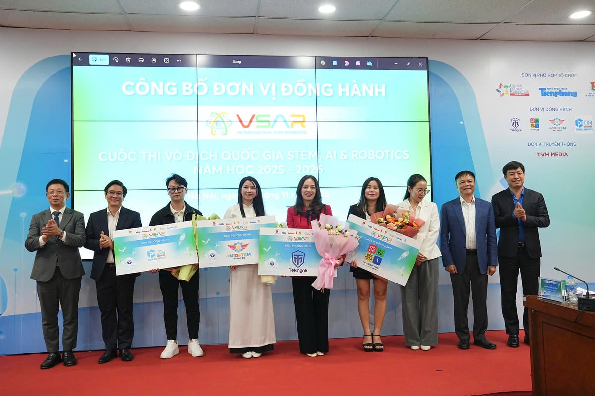 O comitê organizador concedeu títulos às unidades acompanhantes.