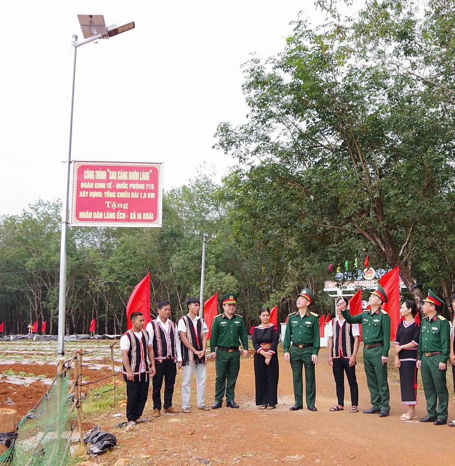 نیشنل اکنامک گروپ 715 کے رہنما اور شمسی توانائی کے نظام کے ساتھ موجود لوگ ابھی استعمال میں ہیں۔jpg