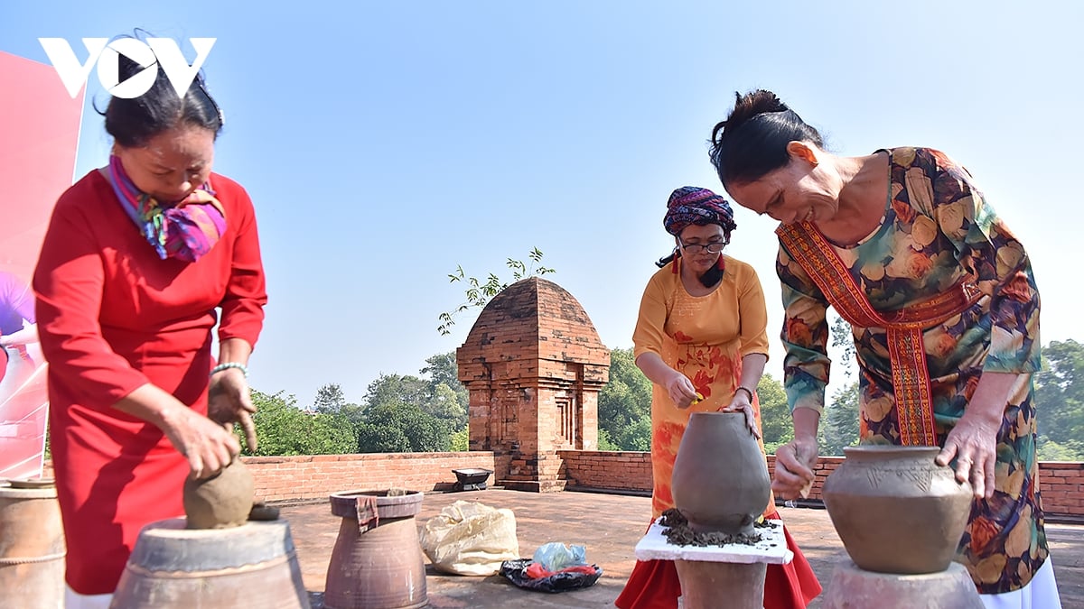 ໃນ​ໄລ​ຍະ​ການ​ເຄື່ອນ​ໄຫວ “ຕ້ອນ​ຮັບ​ປີ​ໃຫມ່ 2026” ຍັງ​ໄດ້​ແນະ​ນຳ​ເຄື່ອງ​ຫັດ​ຖະ​ກຳ​ທີ່​ເປັນ​ເອ​ກະ​ລັກ​ສະ​ເພາະ.