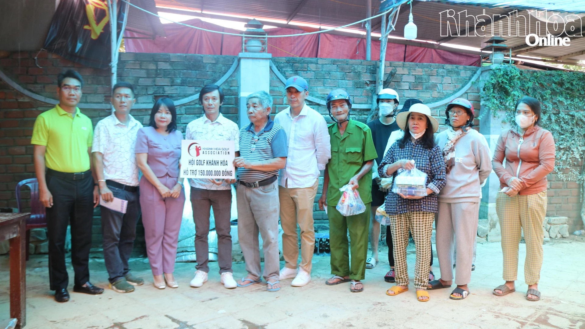 Представники територіальних одиниць вручили подарунки мешканцям житлового комплексу Xuan Lac 2, району Тай Нячанг.
